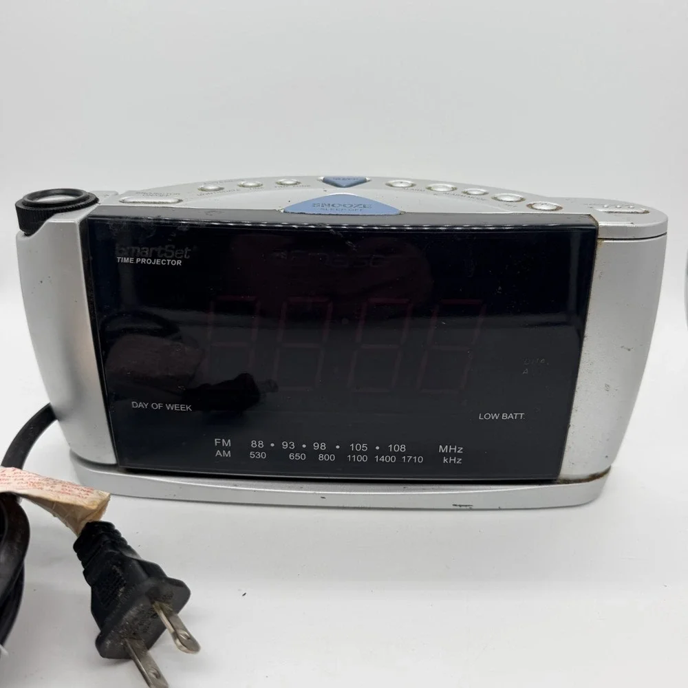 Emerson CKS3516 SmartSet Projection Alarm Clock AM/FM Radio Dual Alarm - Silver